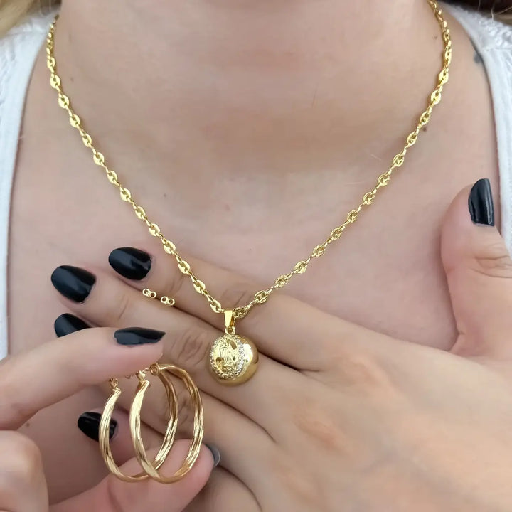 Conjunto De Dama Con Cadena De Tejido Gucci, Dije De La Virgen, Topos Gucci Y Candongas