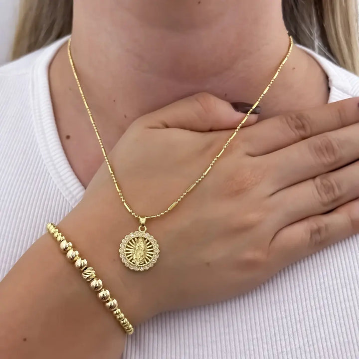 Conjunto De Dama Con Cadena De Tejido Militar Con Barriles, Dije De La Virgen De Guadalupe Y Manilla De Balines Lisos