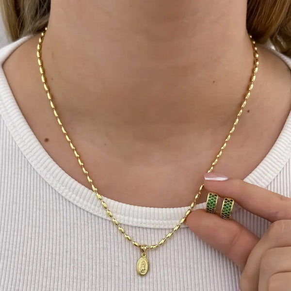 Conjunto De Dama Con Cadena De Tejido Veneciano Barril Con Dije De La Virgen De Guadalupe Y Candongas Verdes