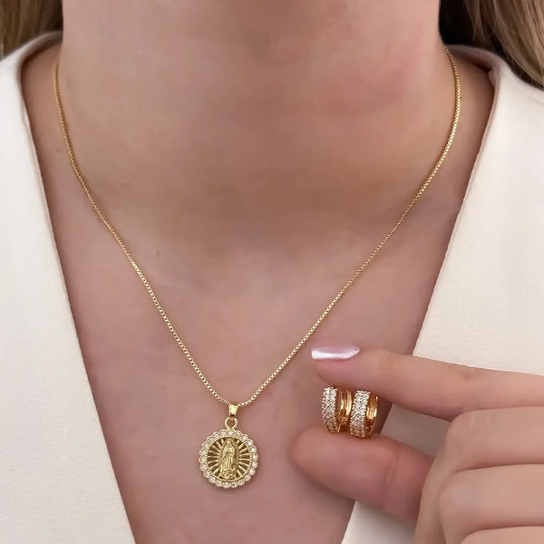 Conjunto De Dama Con Cadena De Tejido Veneciano, Dije De La Virgen De Guadalupe Y Candongas Cristal
