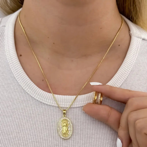 Conjunto De Dama Con Cadena De Tejido Veneciano, Dije De La Virgen De Guadalupe Y Par De Candongas Cristal